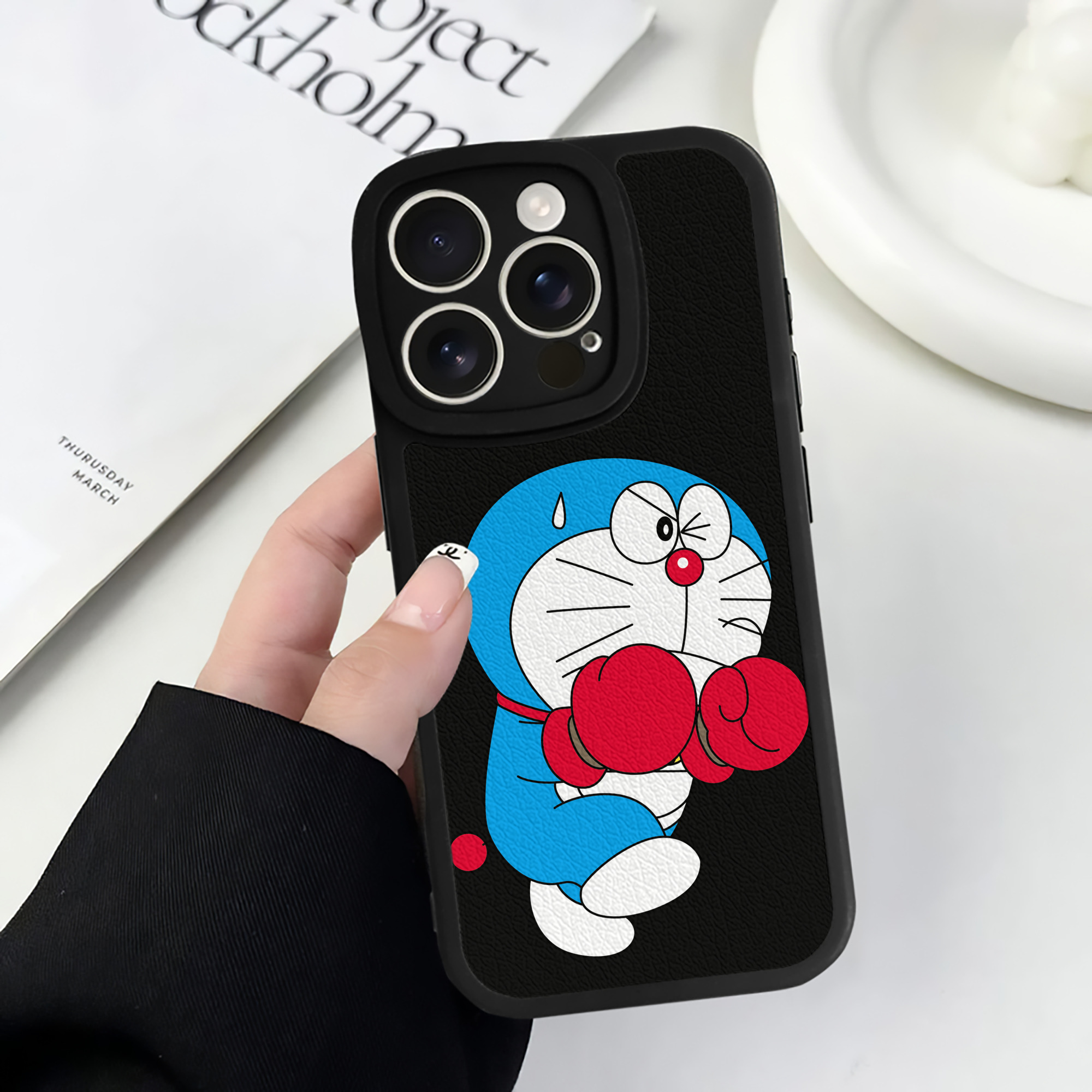（画像用） ドラえもん Doraemon 【iPhone 16シリーズ対応】シリコンスマホケース（レザー調） 材質：シリコン